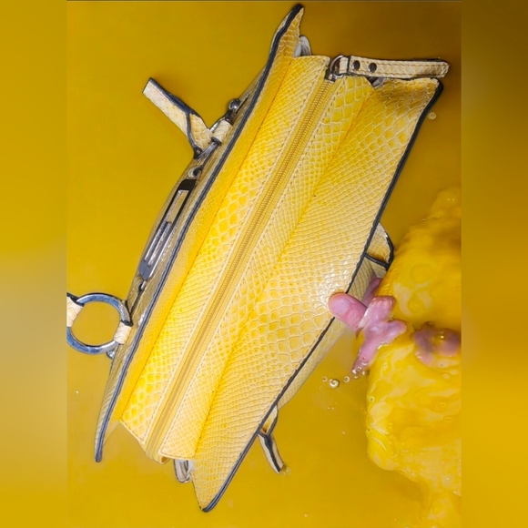VIntage Guess Yellow Snakeskin Satchel/Shoulder Bag With A G Buckle - Picture 8 of 16